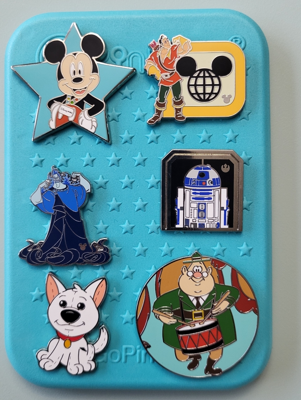 DISNEY AUTHENTIC DIAMOND BACK TRADING PINS LOT -6 pins & PinFolio Pin Board